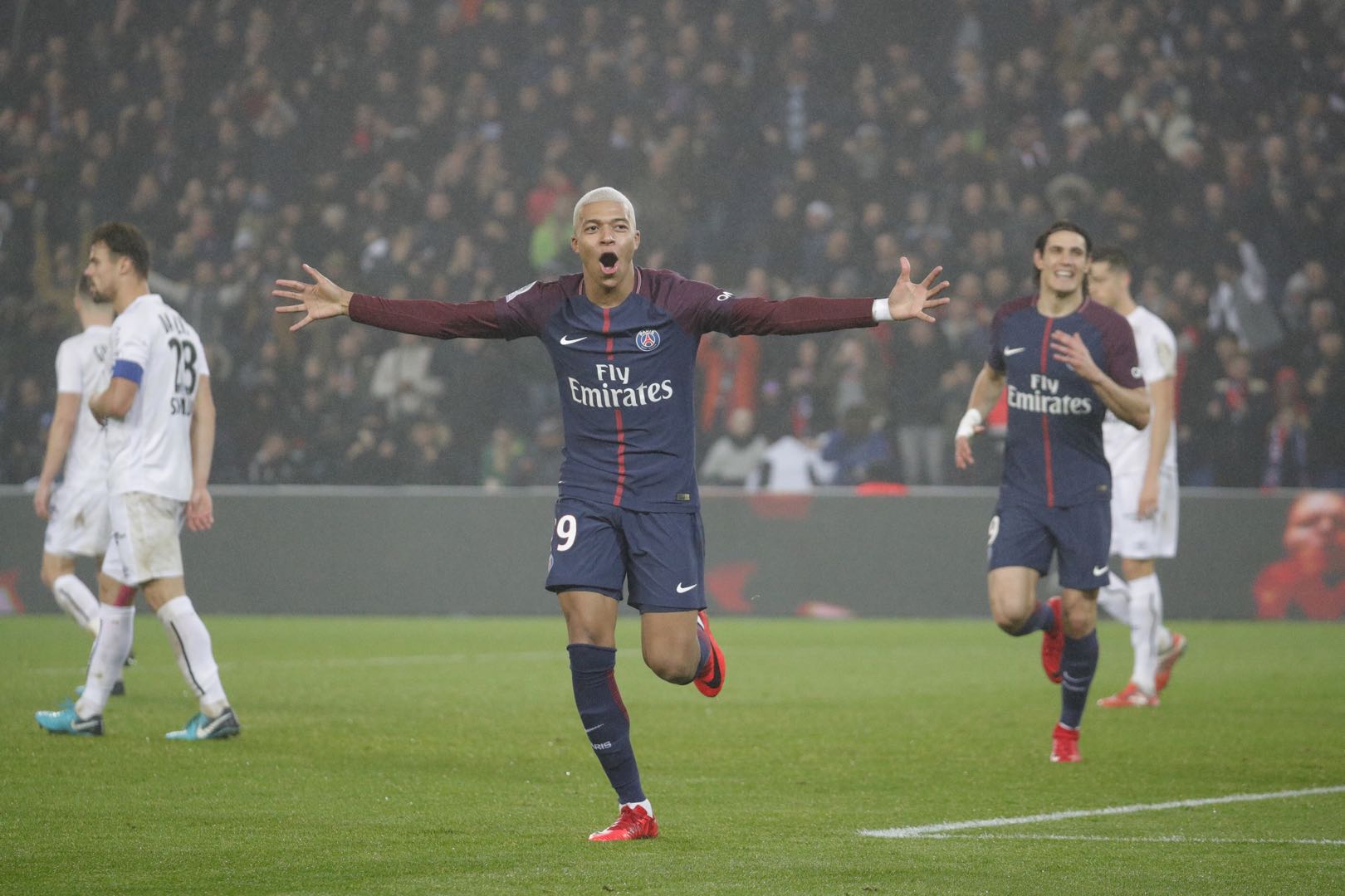 巴黎圣日耳曼：欧冠逆袭，铸就传奇新章